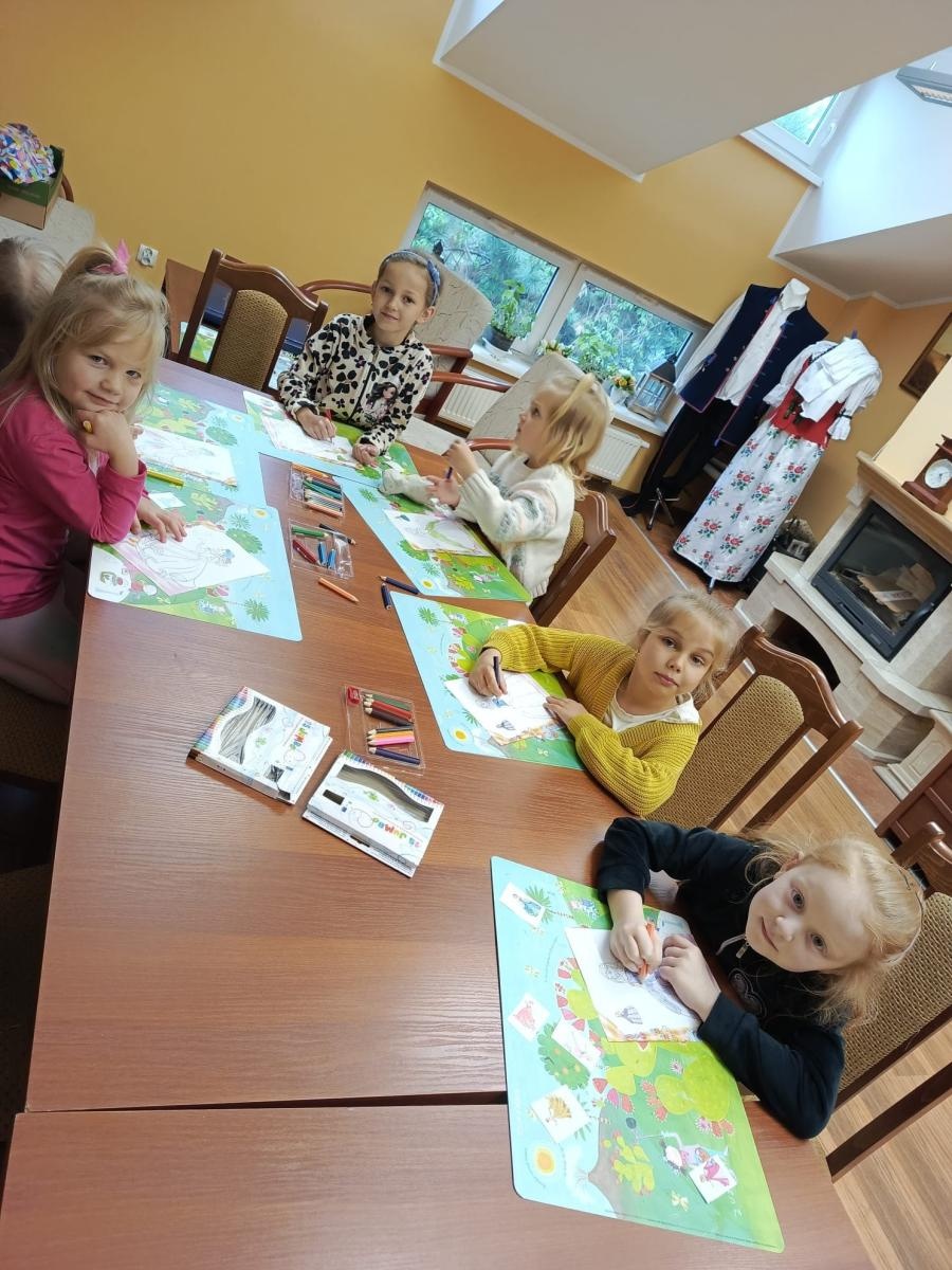 Zdjęcie w galerii na portalu naszwodzislaw.com: Kolorowe pawie w Grabówce – twórcze zajęcia plastyczne dla najmłodszych wiadomości z regionu