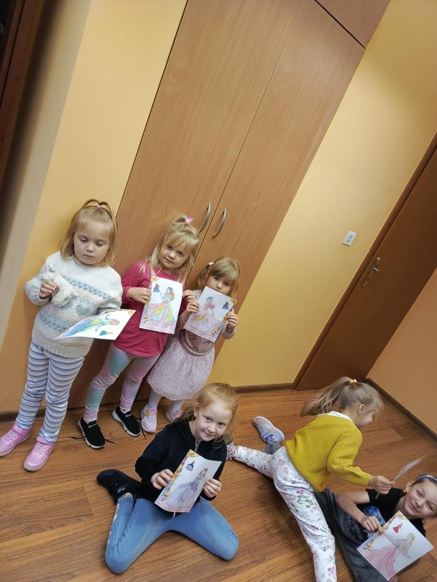 Zdjęcie w galerii na portalu naszwodzislaw.com: Kolorowe pawie w Grabówce – twórcze zajęcia plastyczne dla najmłodszych wiadomości z regionu