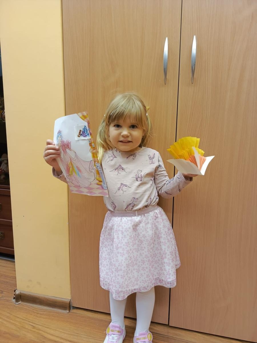 Zdjęcie w galerii na portalu naszwodzislaw.com: Kolorowe pawie w Grabówce – twórcze zajęcia plastyczne dla najmłodszych wiadomości z regionu