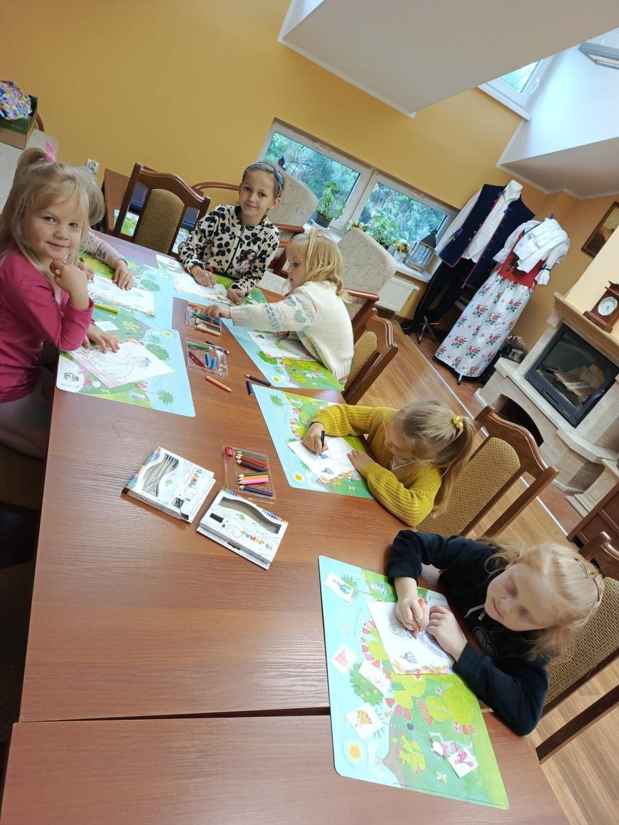 Zdjęcie w galerii na portalu naszwodzislaw.com: Kolorowe pawie w Grabówce – twórcze zajęcia plastyczne dla najmłodszych wiadomości z regionu