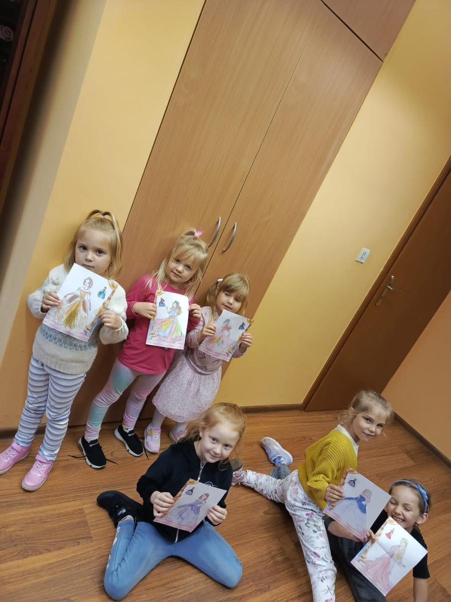 Zdjęcie w galerii na portalu naszwodzislaw.com: Kolorowe pawie w Grabówce – twórcze zajęcia plastyczne dla najmłodszych wiadomości z regionu