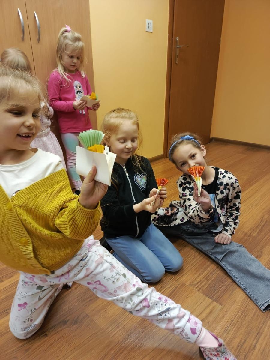 Zdjęcie w galerii na portalu naszwodzislaw.com: Kolorowe pawie w Grabówce – twórcze zajęcia plastyczne dla najmłodszych wiadomości z regionu