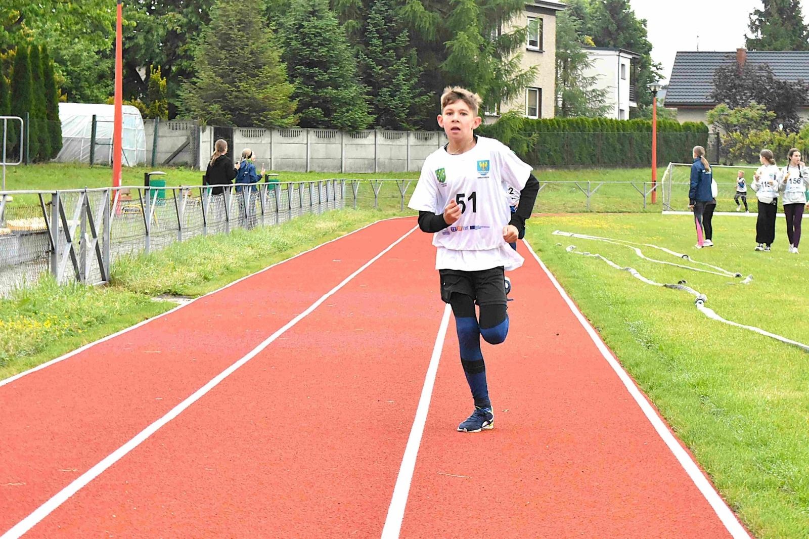 Zdjęcie w galerii na portalu naszwodzislaw.com: Młodzież przetestowała nową bieżnię w Godowie [FOTO] wiadomości z regionu