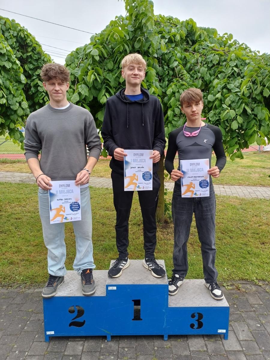 Zdjęcie w galerii na portalu naszwodzislaw.com: Młodzież przetestowała nową bieżnię w Godowie [FOTO] wiadomości z regionu