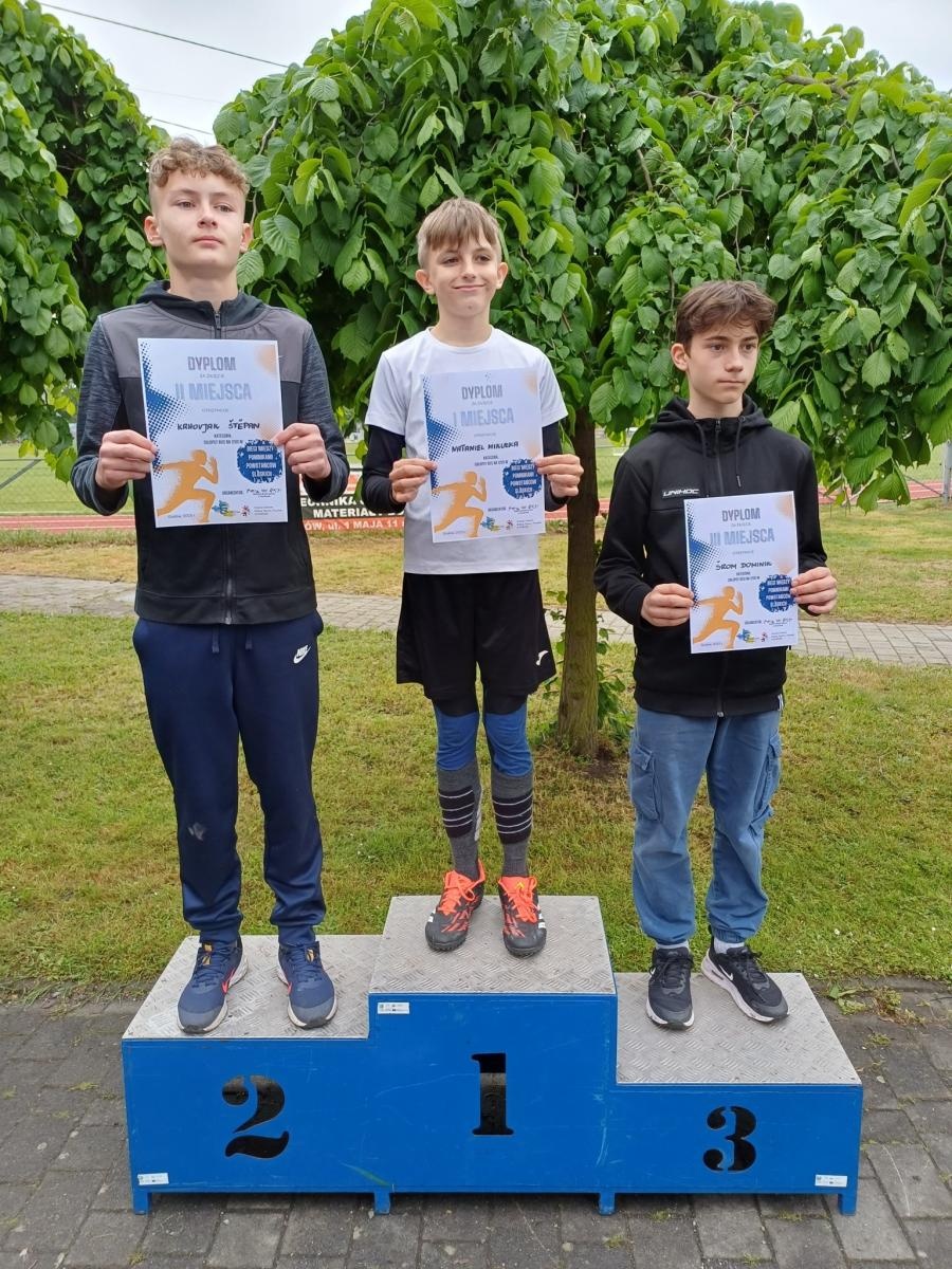 Zdjęcie w galerii na portalu naszwodzislaw.com: Młodzież przetestowała nową bieżnię w Godowie [FOTO] wiadomości z regionu
