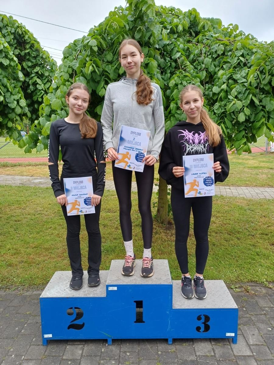 Zdjęcie w galerii na portalu naszwodzislaw.com: Młodzież przetestowała nową bieżnię w Godowie [FOTO] wiadomości z regionu