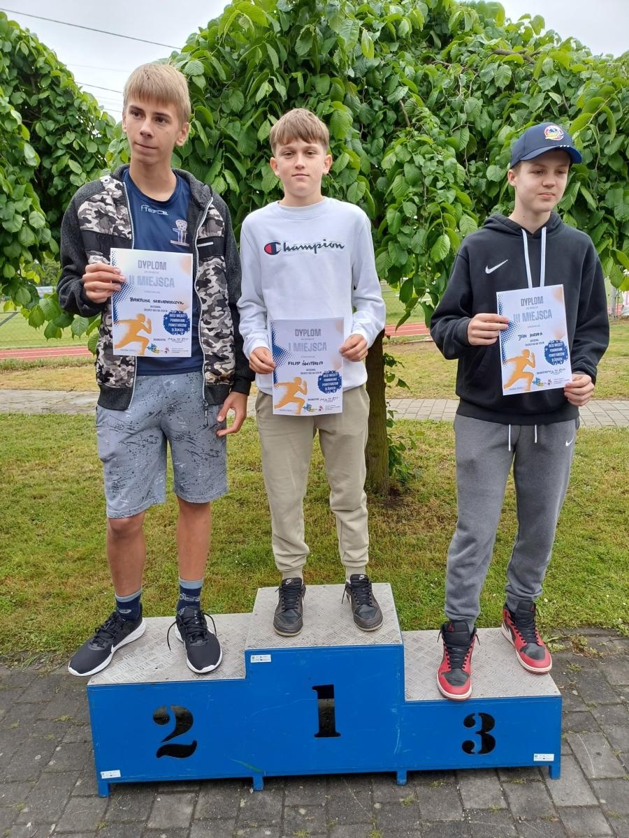 Zdjęcie w galerii na portalu naszwodzislaw.com: Młodzież przetestowała nową bieżnię w Godowie [FOTO] wiadomości z regionu