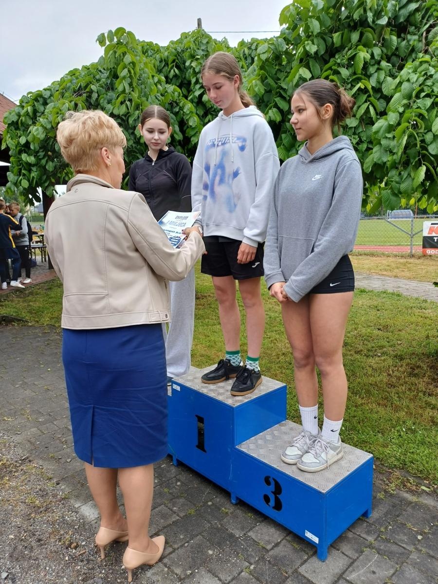 Zdjęcie w galerii na portalu naszwodzislaw.com: Młodzież przetestowała nową bieżnię w Godowie [FOTO] wiadomości z regionu