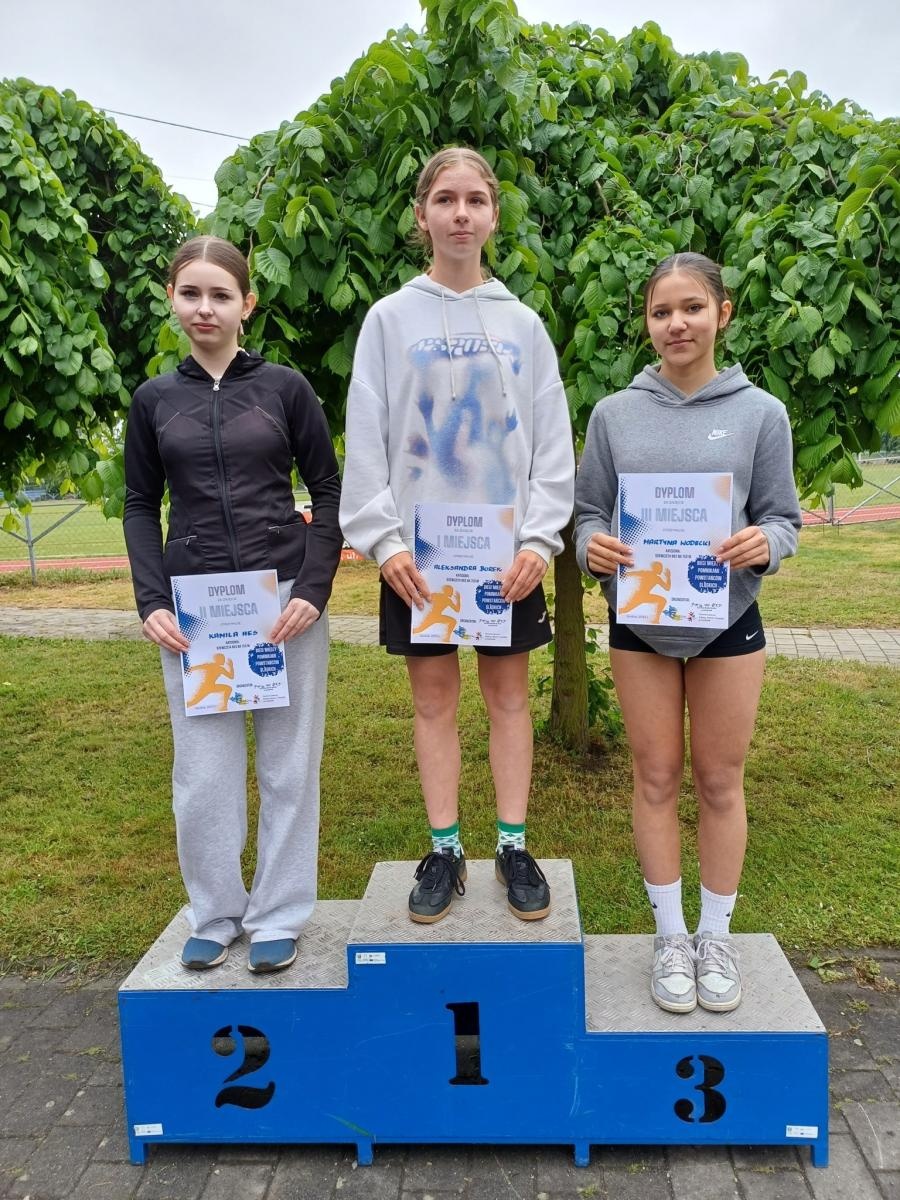 Zdjęcie w galerii na portalu naszwodzislaw.com: Młodzież przetestowała nową bieżnię w Godowie [FOTO] wiadomości z regionu