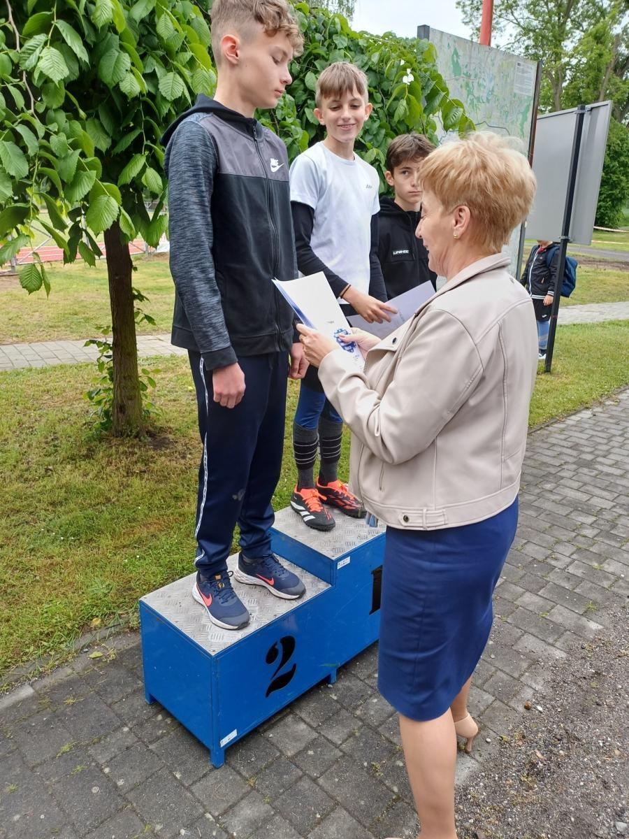 Zdjęcie w galerii na portalu naszwodzislaw.com: Młodzież przetestowała nową bieżnię w Godowie [FOTO] wiadomości z regionu