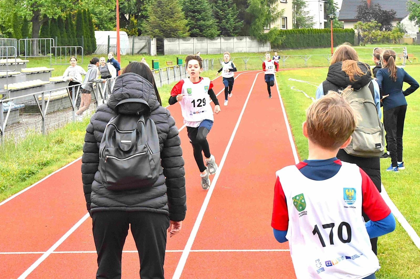 Zdjęcie w galerii na portalu naszwodzislaw.com: Młodzież przetestowała nową bieżnię w Godowie [FOTO] wiadomości z regionu