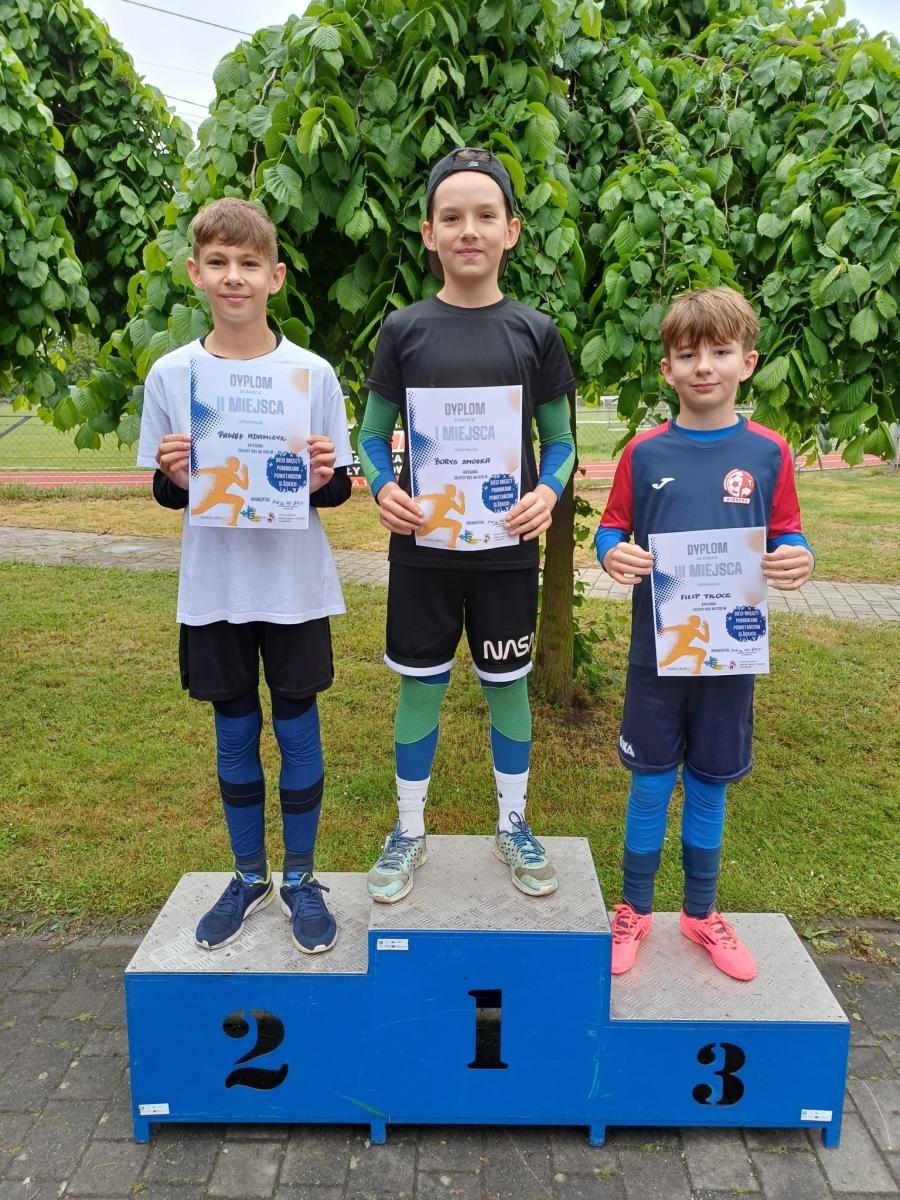 Zdjęcie w galerii na portalu naszwodzislaw.com: Młodzież przetestowała nową bieżnię w Godowie [FOTO] wiadomości z regionu