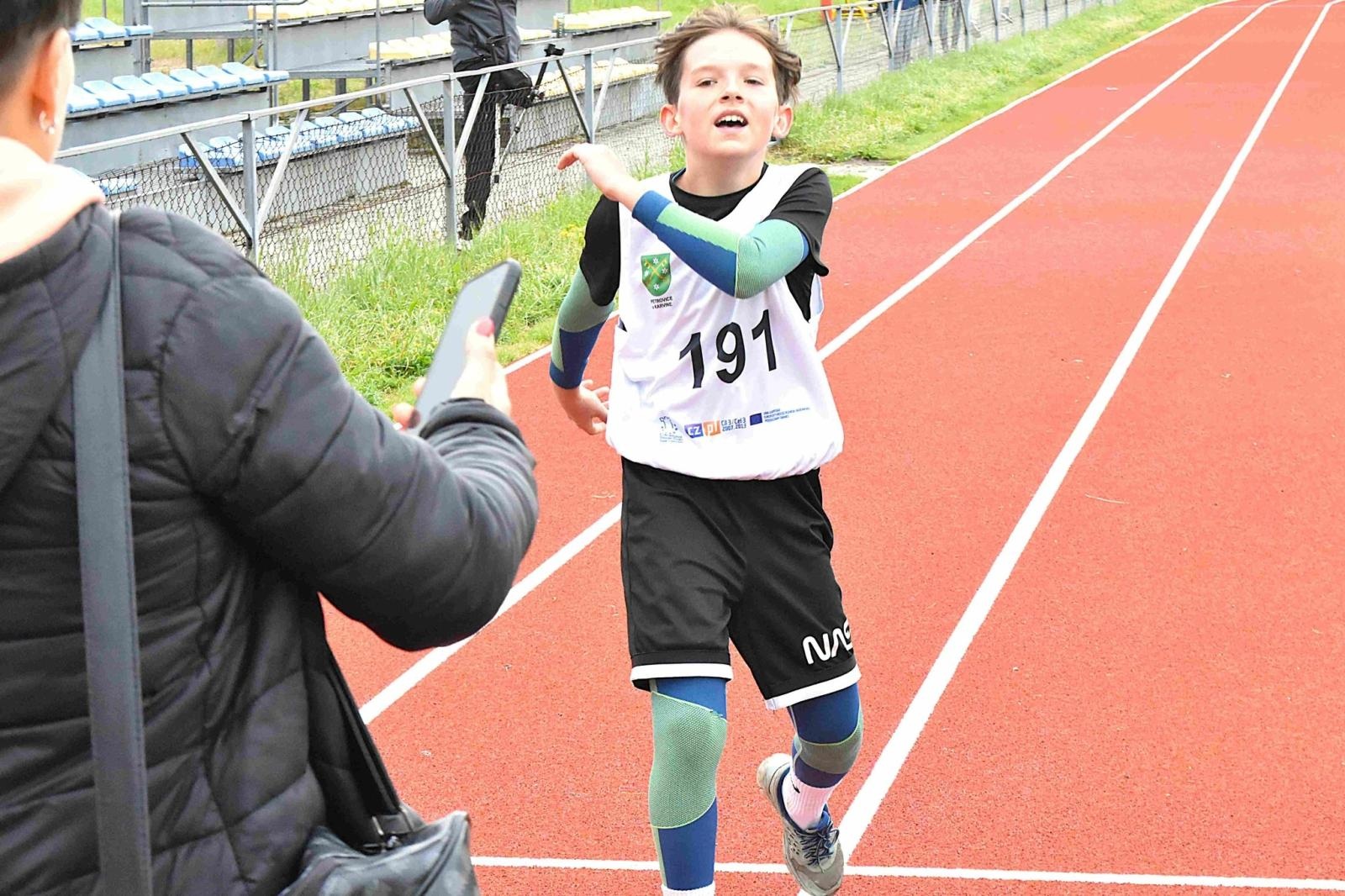 Zdjęcie w galerii na portalu naszwodzislaw.com: Młodzież przetestowała nową bieżnię w Godowie [FOTO] wiadomości z regionu