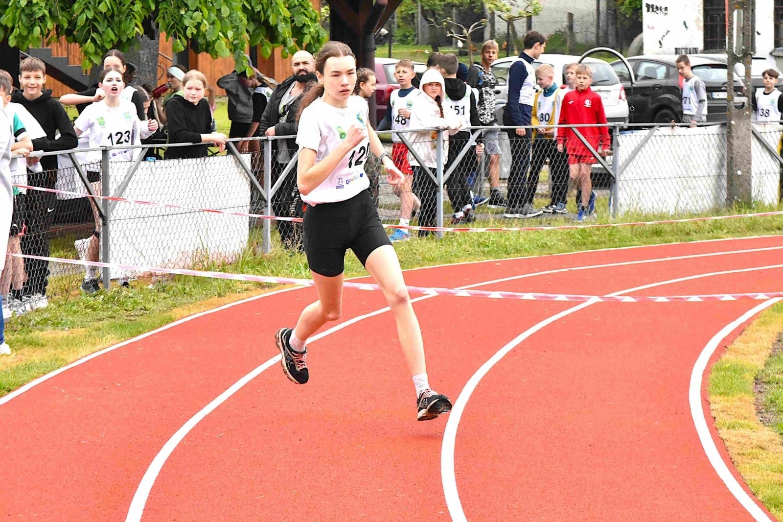Zdjęcie w galerii na portalu naszwodzislaw.com: Młodzież przetestowała nową bieżnię w Godowie [FOTO] wiadomości z regionu