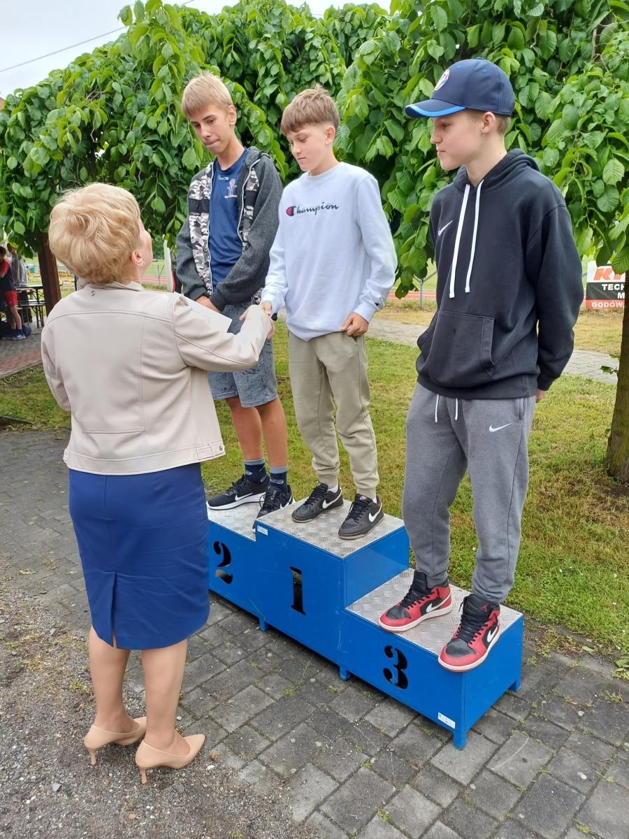 Zdjęcie w galerii na portalu naszwodzislaw.com: Młodzież przetestowała nową bieżnię w Godowie [FOTO] wiadomości z regionu