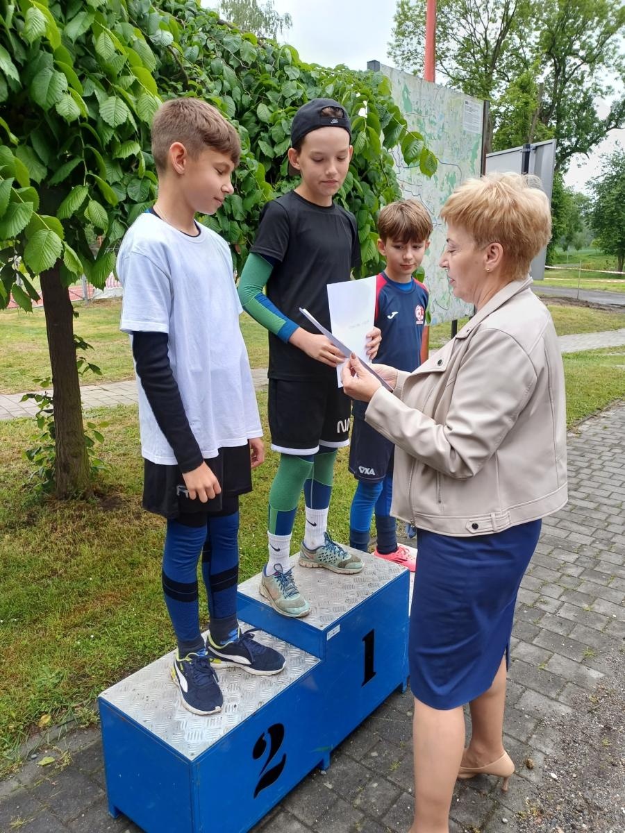 Zdjęcie w galerii na portalu naszwodzislaw.com: Młodzież przetestowała nową bieżnię w Godowie [FOTO] wiadomości z regionu