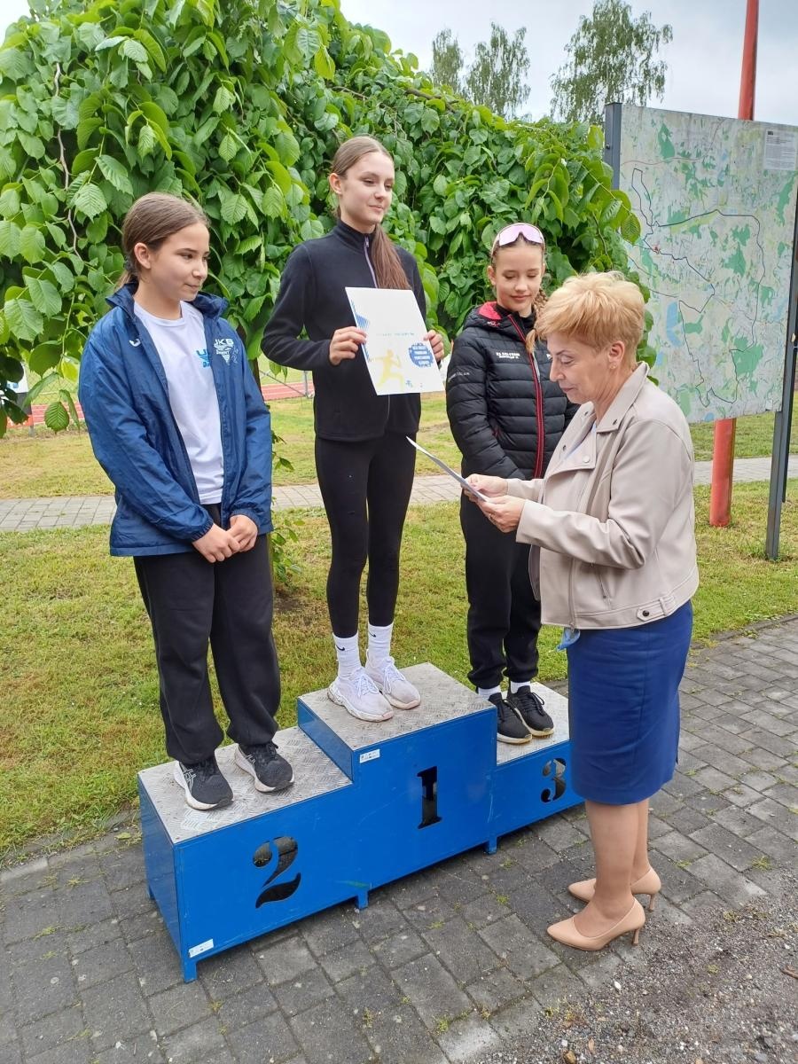 Zdjęcie w galerii na portalu naszwodzislaw.com: Młodzież przetestowała nową bieżnię w Godowie [FOTO] wiadomości z regionu