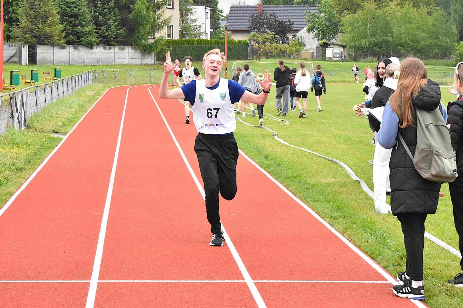 Zdjęcie w galerii na portalu naszwodzislaw.com: Młodzież przetestowała nową bieżnię w Godowie [FOTO] wiadomości z regionu