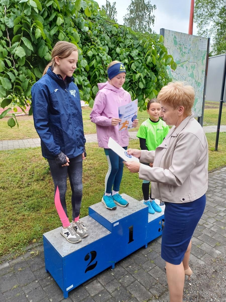 Zdjęcie w galerii na portalu naszwodzislaw.com: Młodzież przetestowała nową bieżnię w Godowie [FOTO] wiadomości z regionu