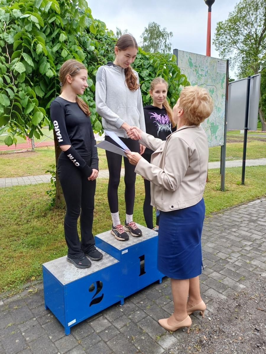 Zdjęcie w galerii na portalu naszwodzislaw.com: Młodzież przetestowała nową bieżnię w Godowie [FOTO] wiadomości z regionu