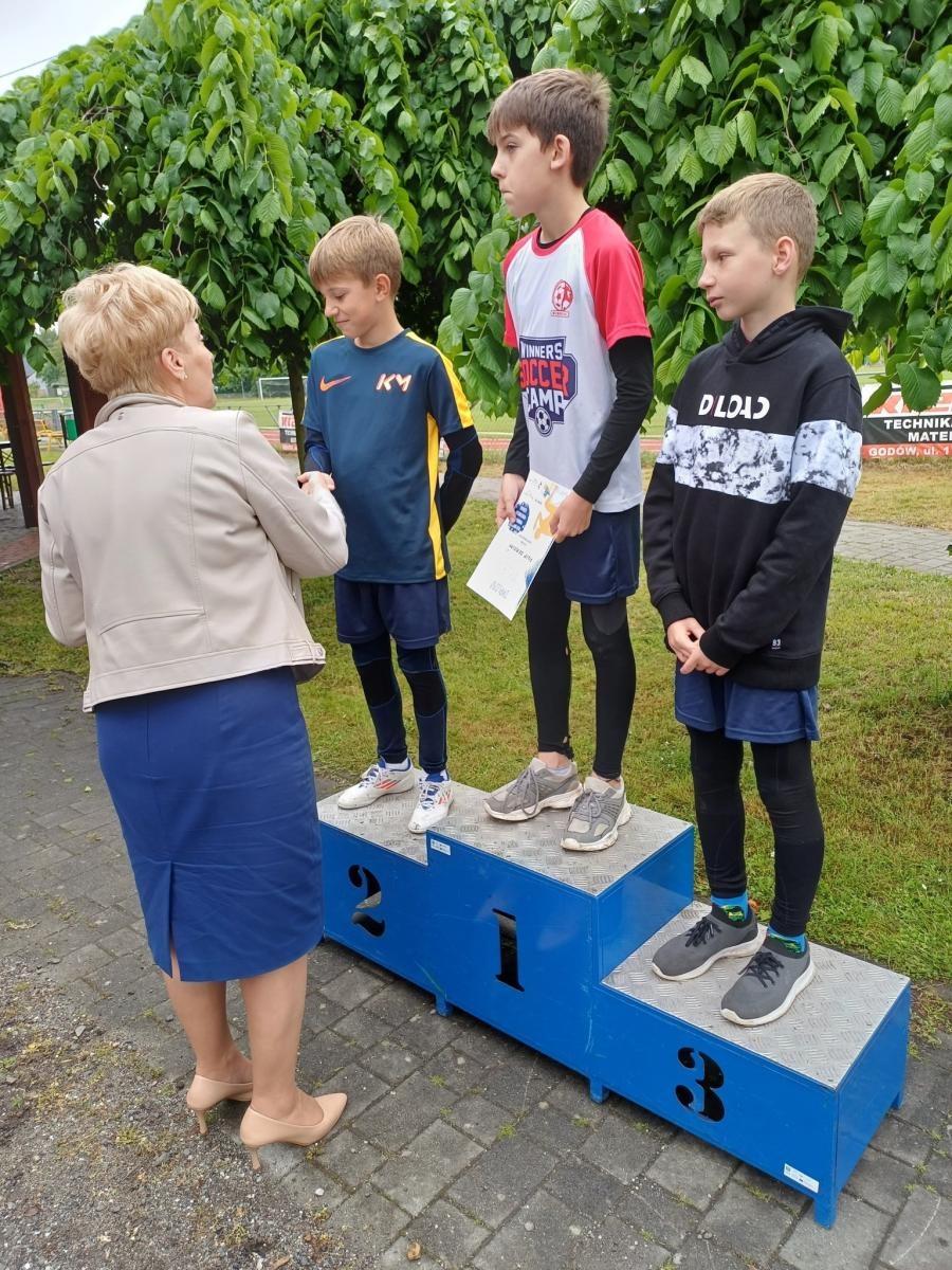 Zdjęcie w galerii na portalu naszwodzislaw.com: Młodzież przetestowała nową bieżnię w Godowie [FOTO] wiadomości z regionu