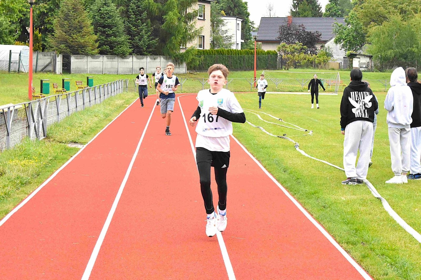 Zdjęcie w galerii na portalu naszwodzislaw.com: Młodzież przetestowała nową bieżnię w Godowie [FOTO] wiadomości z regionu