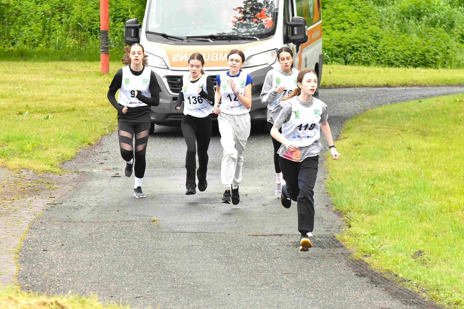 Zdjęcie w galerii na portalu naszwodzislaw.com: Młodzież przetestowała nową bieżnię w Godowie [FOTO] wiadomości z regionu