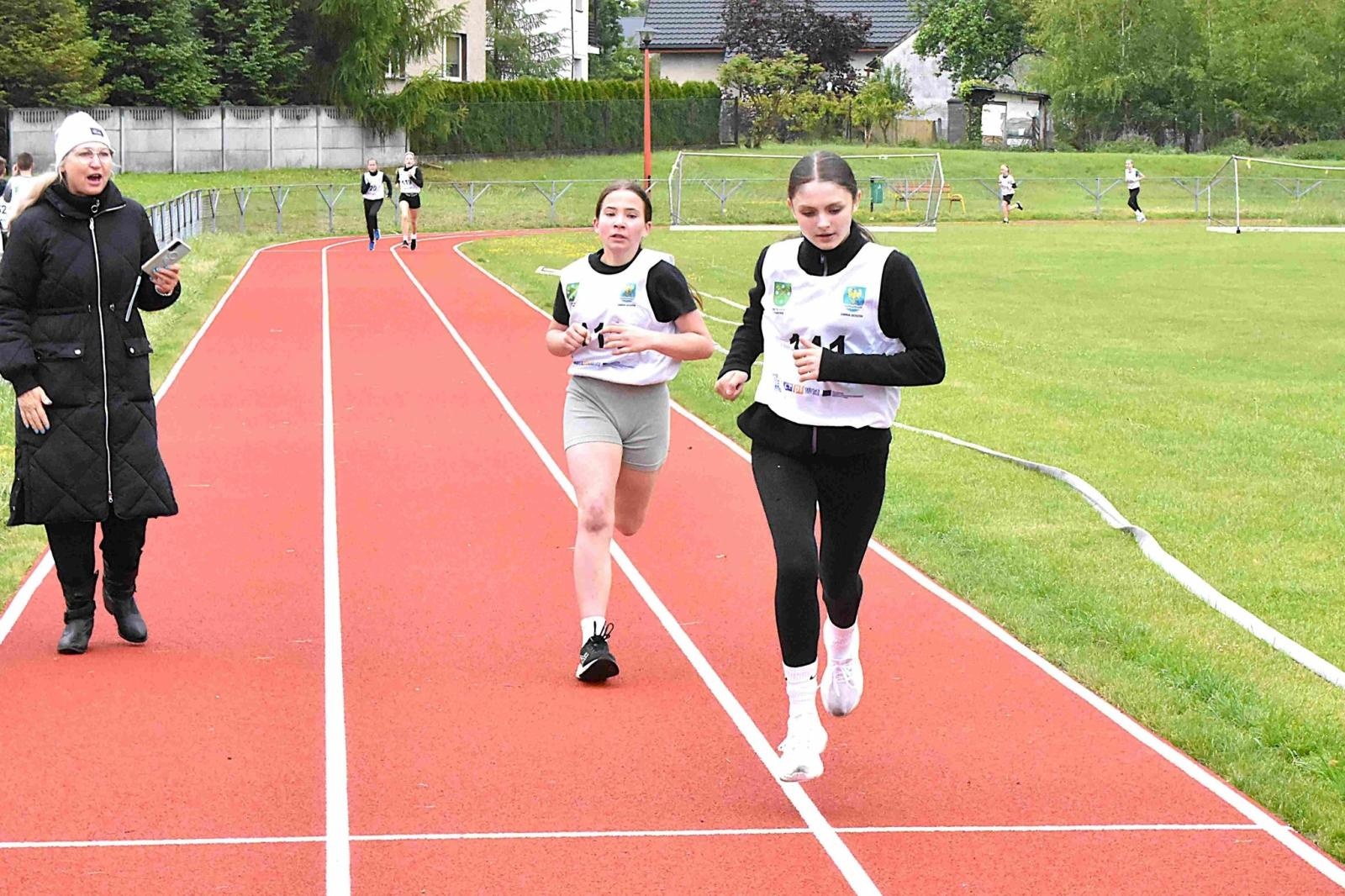 Zdjęcie w galerii na portalu naszwodzislaw.com: Młodzież przetestowała nową bieżnię w Godowie [FOTO] wiadomości z regionu