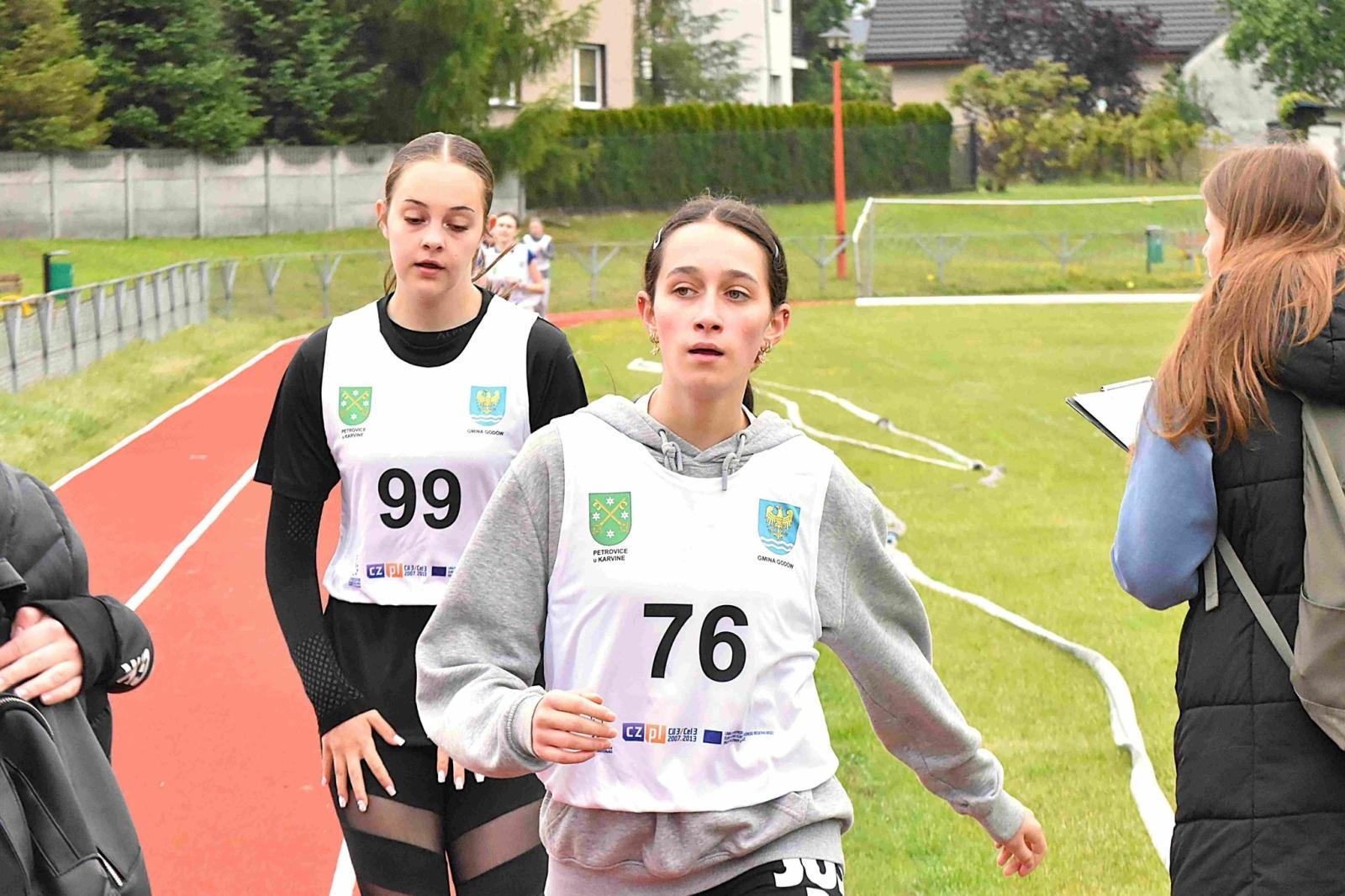 Zdjęcie w galerii na portalu naszwodzislaw.com: Młodzież przetestowała nową bieżnię w Godowie [FOTO] wiadomości z regionu