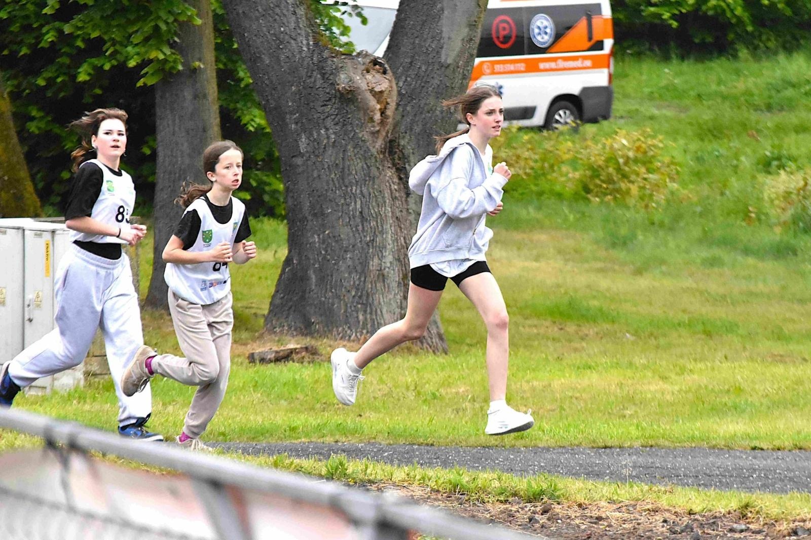 Zdjęcie w galerii na portalu naszwodzislaw.com: Młodzież przetestowała nową bieżnię w Godowie [FOTO] wiadomości z regionu