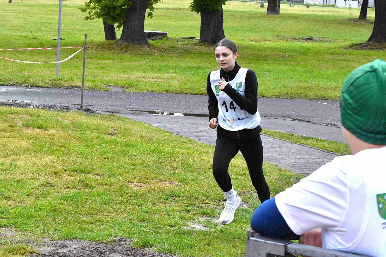 Zdjęcie w galerii na portalu naszwodzislaw.com: Młodzież przetestowała nową bieżnię w Godowie [FOTO] wiadomości z regionu