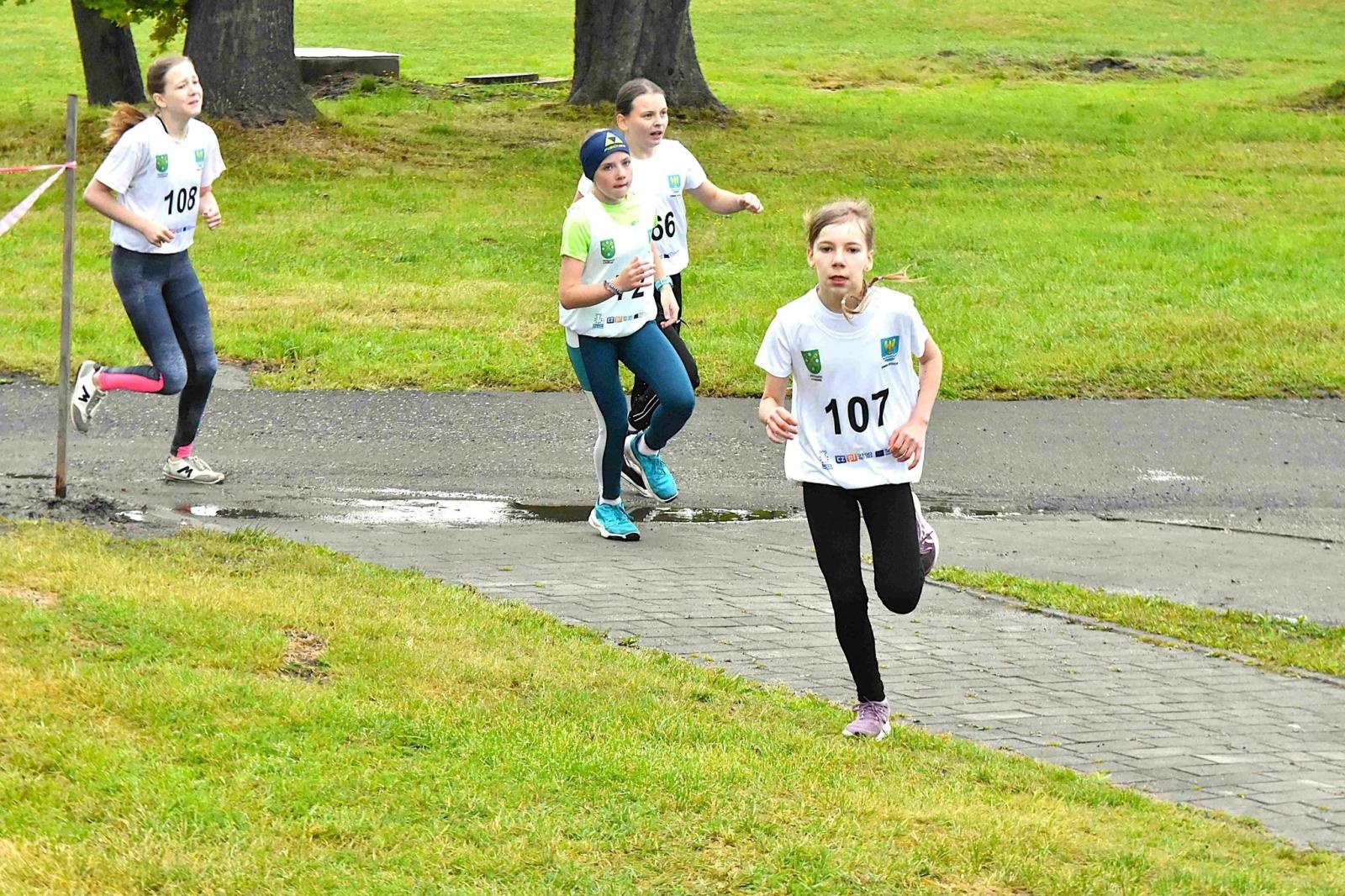 Zdjęcie w galerii na portalu naszwodzislaw.com: Młodzież przetestowała nową bieżnię w Godowie [FOTO] wiadomości z regionu