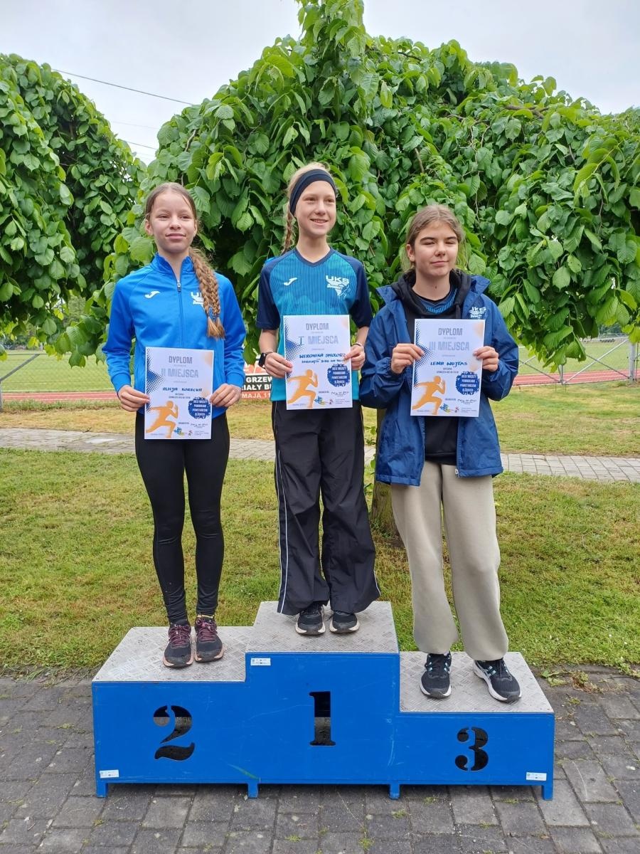 Zdjęcie w galerii na portalu naszwodzislaw.com: Młodzież przetestowała nową bieżnię w Godowie [FOTO] wiadomości z regionu