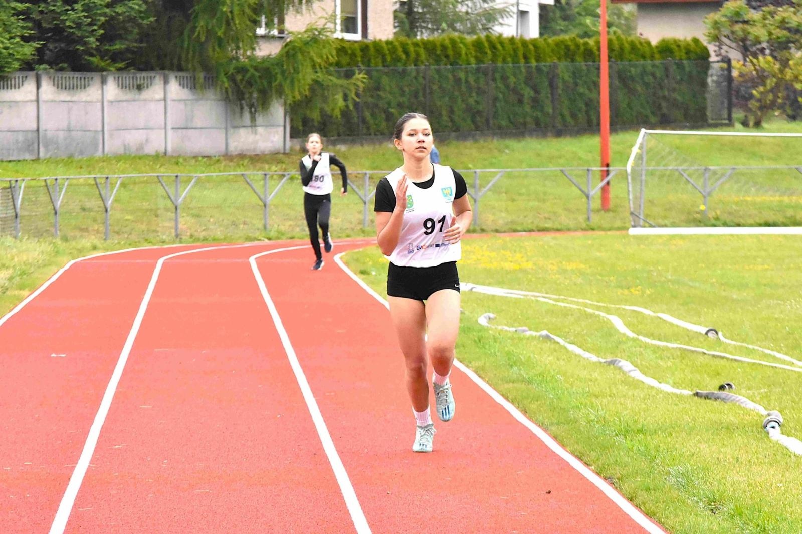 Zdjęcie w galerii na portalu naszwodzislaw.com: Młodzież przetestowała nową bieżnię w Godowie [FOTO] wiadomości z regionu