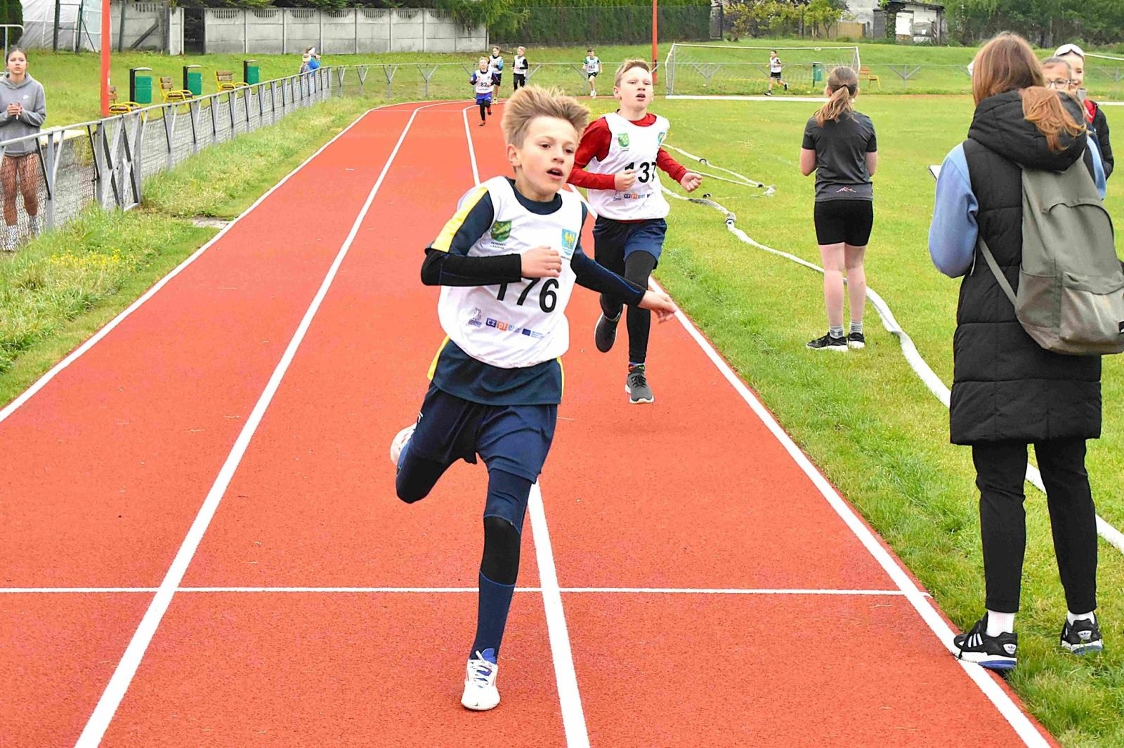 Zdjęcie w galerii na portalu naszwodzislaw.com: Młodzież przetestowała nową bieżnię w Godowie [FOTO] wiadomości z regionu