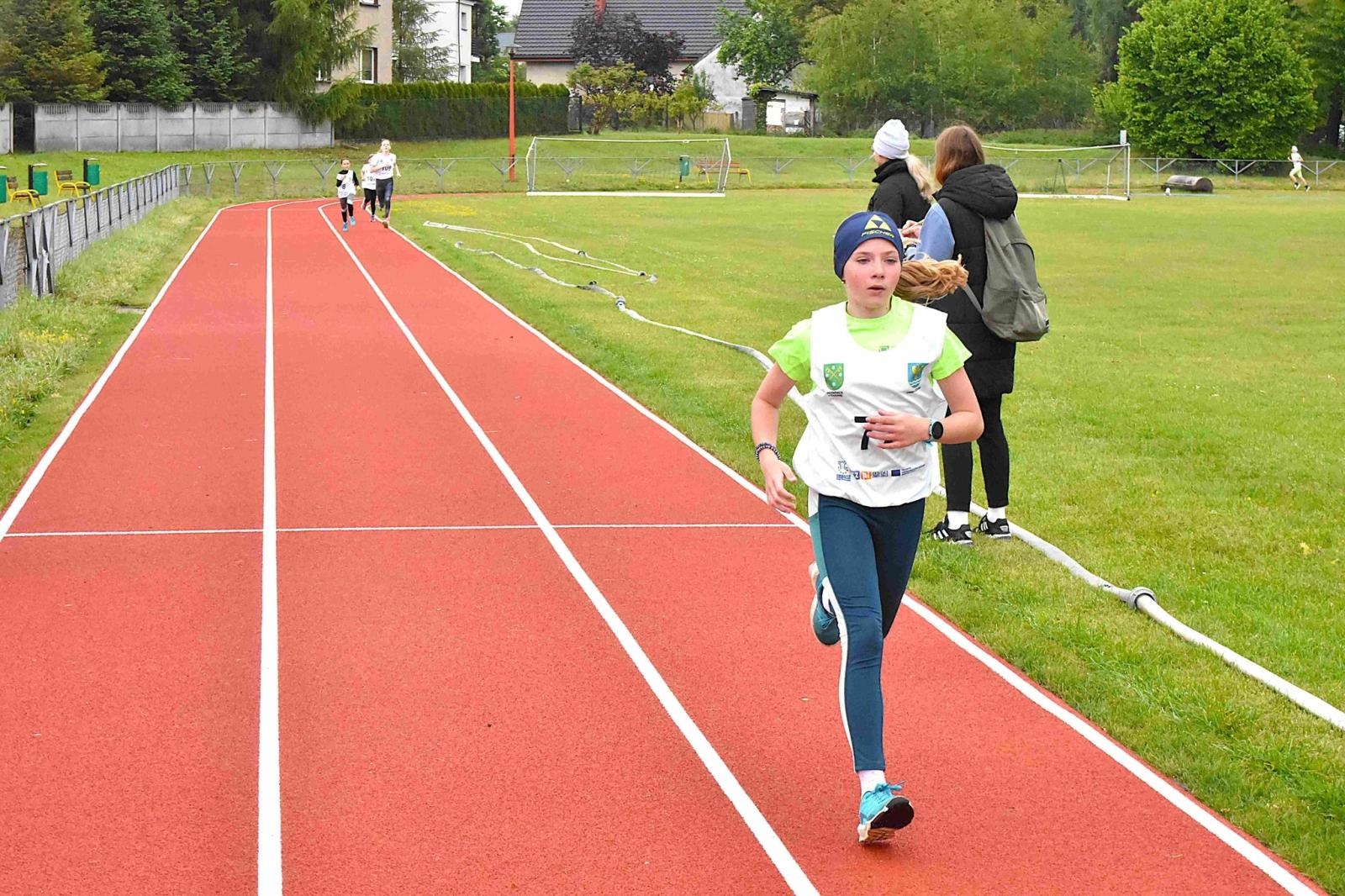 Zdjęcie w galerii na portalu naszwodzislaw.com: Młodzież przetestowała nową bieżnię w Godowie [FOTO] wiadomości z regionu