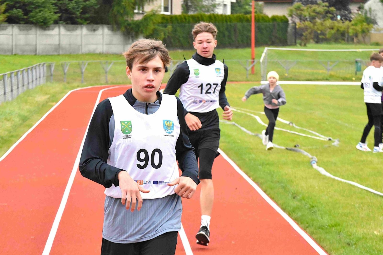 Zdjęcie w galerii na portalu naszwodzislaw.com: Młodzież przetestowała nową bieżnię w Godowie [FOTO] wiadomości z regionu