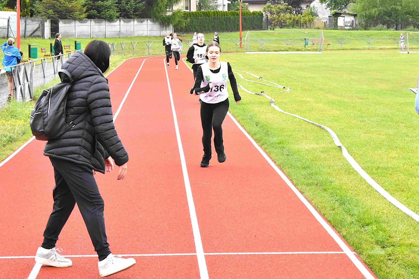 Zdjęcie w galerii na portalu naszwodzislaw.com: Młodzież przetestowała nową bieżnię w Godowie [FOTO] wiadomości z regionu