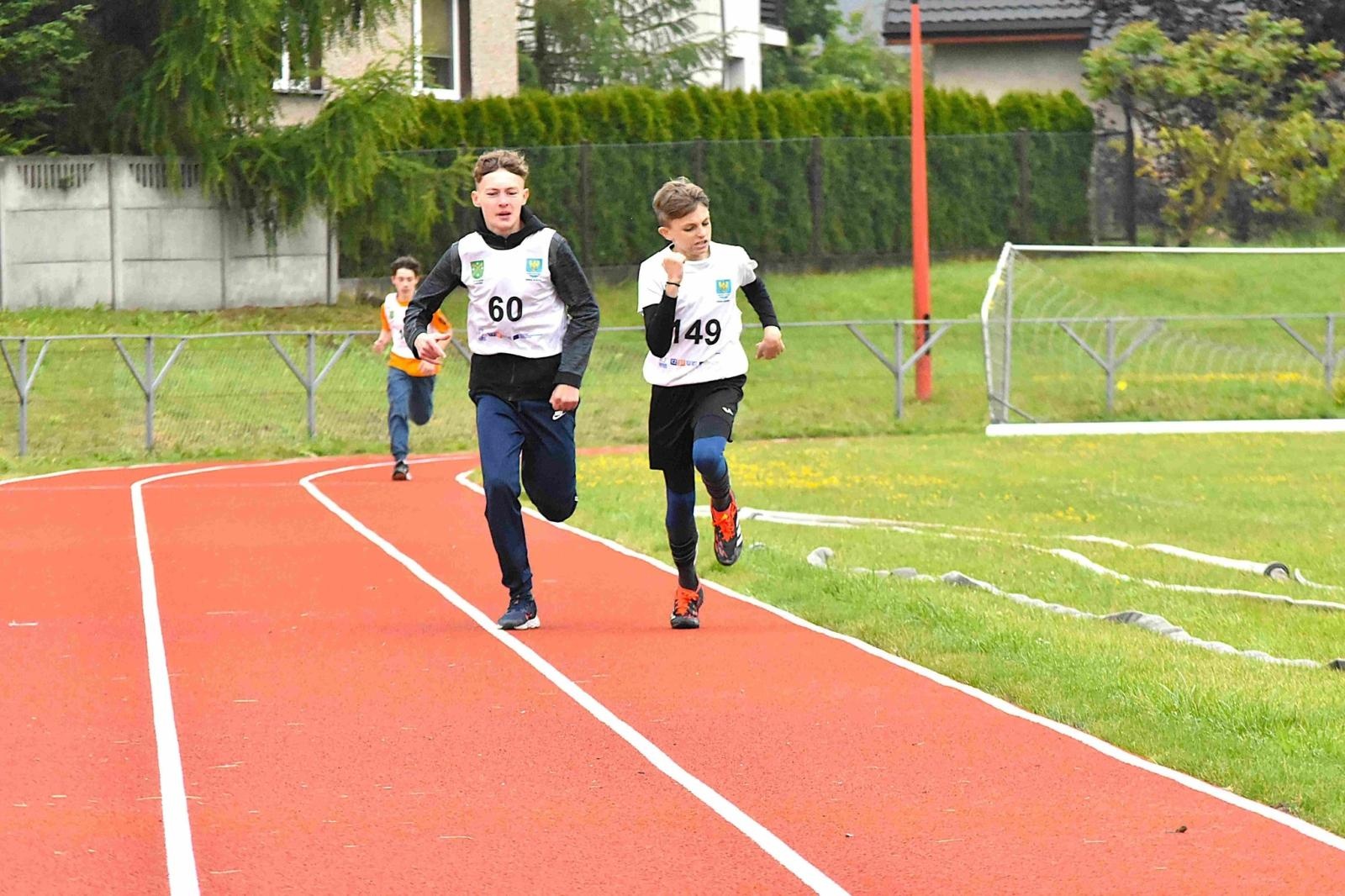 Zdjęcie w galerii na portalu naszwodzislaw.com: Młodzież przetestowała nową bieżnię w Godowie [FOTO] wiadomości z regionu