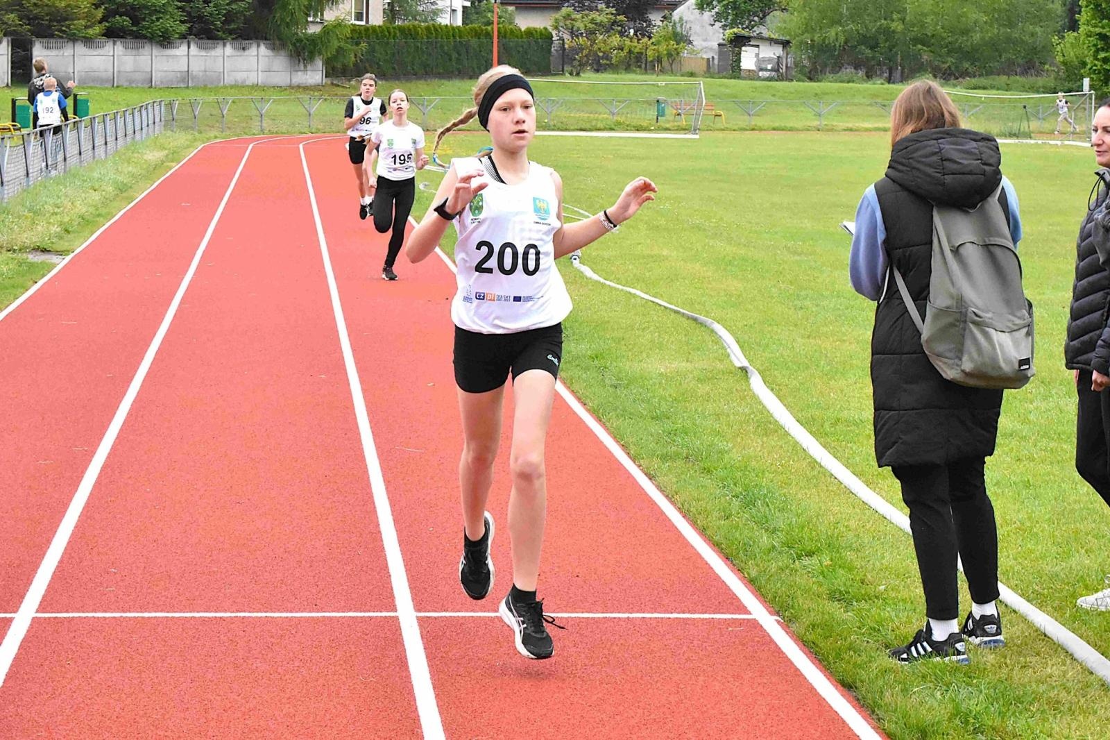 Zdjęcie w galerii na portalu naszwodzislaw.com: Młodzież przetestowała nową bieżnię w Godowie [FOTO] wiadomości z regionu