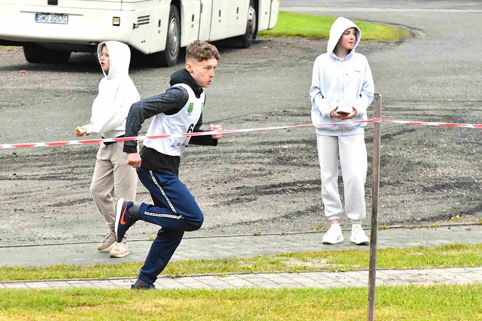 Zdjęcie w galerii na portalu naszwodzislaw.com: Młodzież przetestowała nową bieżnię w Godowie [FOTO] wiadomości z regionu