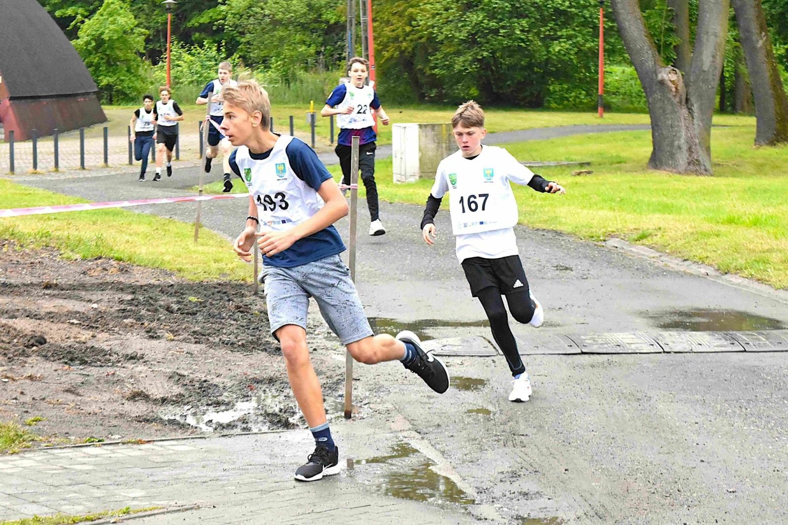 Zdjęcie w galerii na portalu naszwodzislaw.com: Młodzież przetestowała nową bieżnię w Godowie [FOTO] wiadomości z regionu