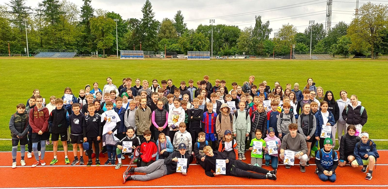 Zdjęcie w galerii na portalu naszwodzislaw.com: Młodzież przetestowała nową bieżnię w Godowie [FOTO] wiadomości z regionu