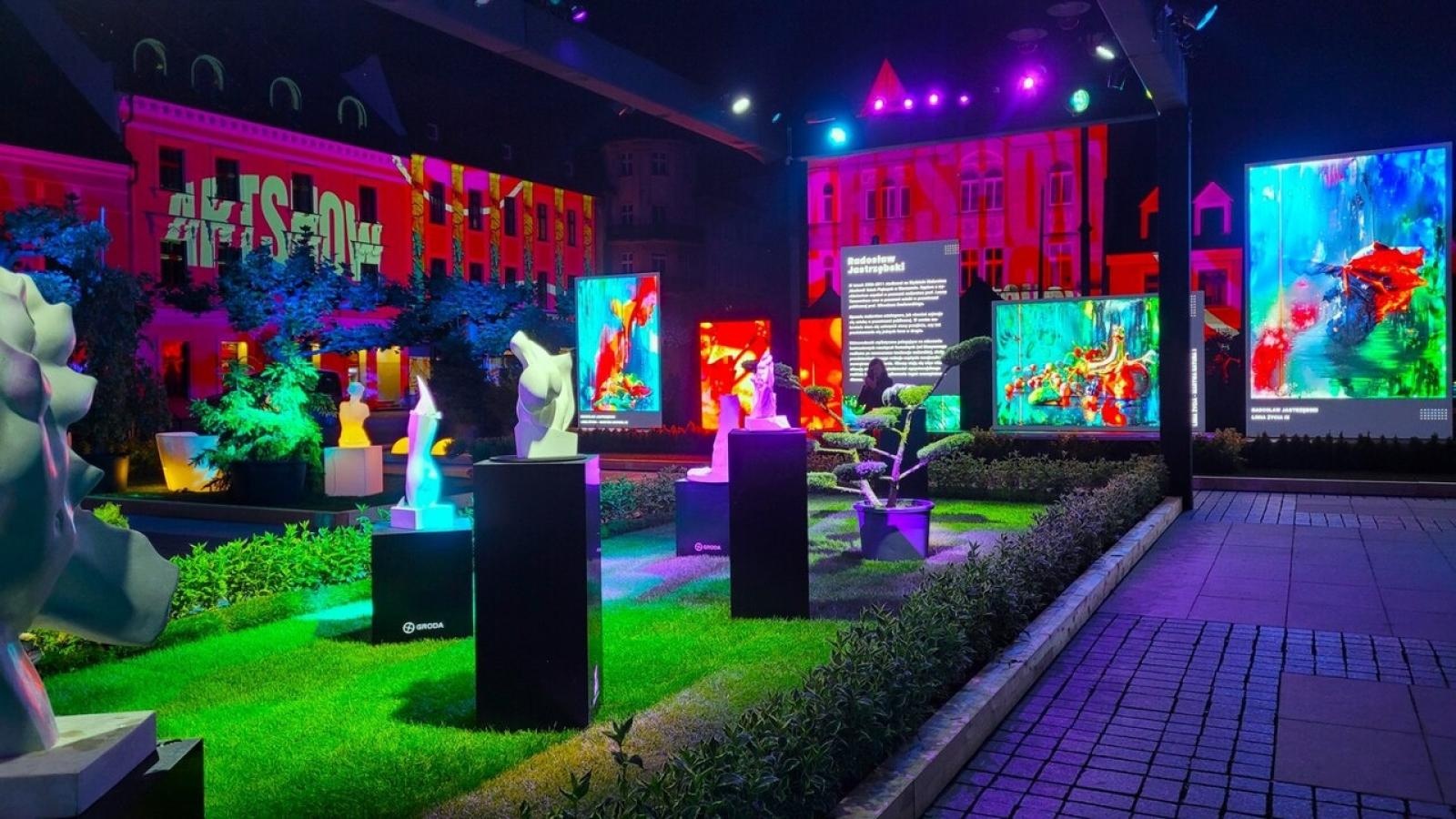 Zdjęcie w galerii na portalu naszwodzislaw.com: Kwitnące ogrody, widowiskowe mappingi i ceramiczne arcydzieła - Pszczyna zaprasza na Daisy Days 2025 wiadomości z regionu