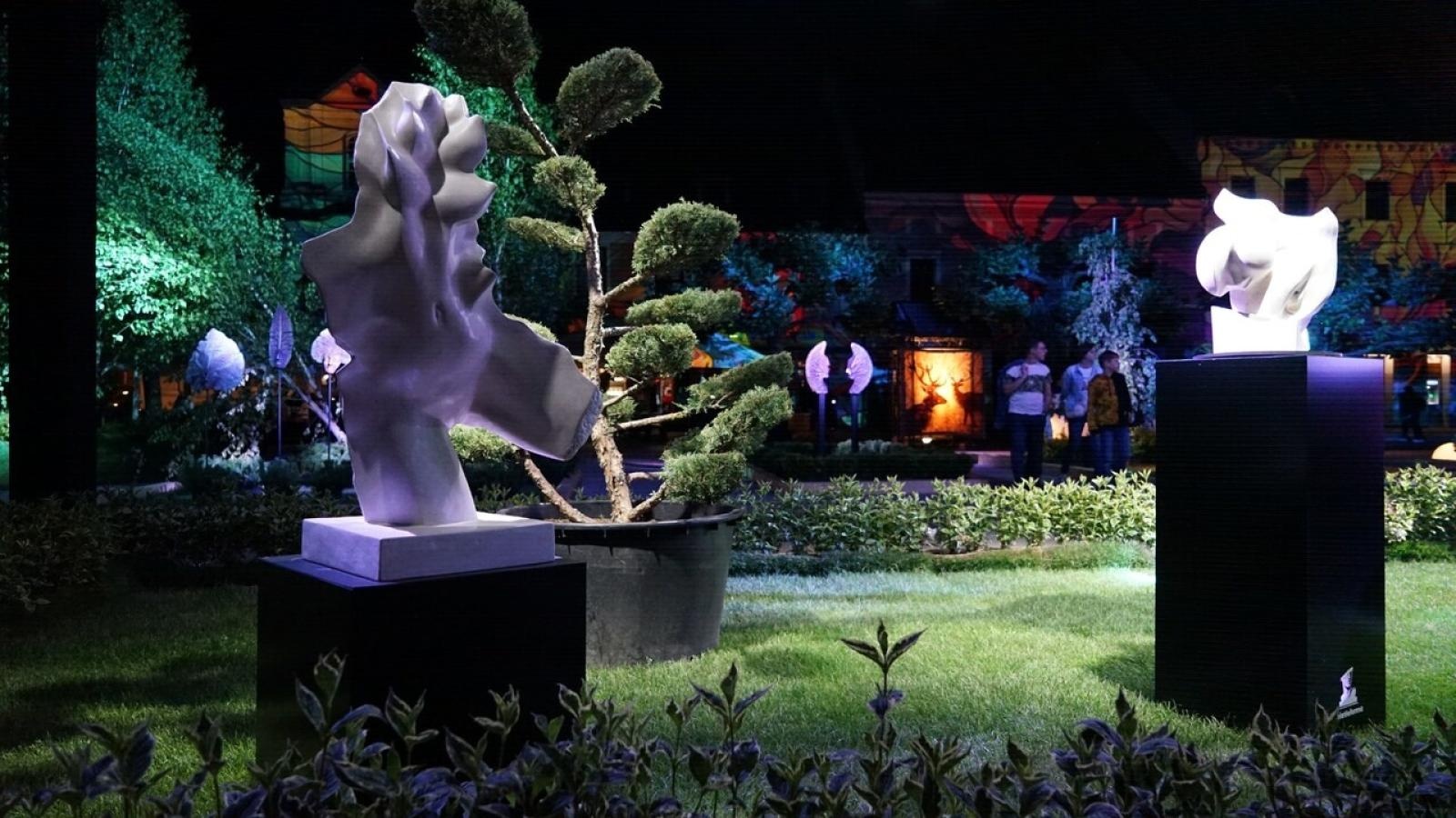 Zdjęcie w galerii na portalu naszwodzislaw.com: Kwitnące ogrody, widowiskowe mappingi i ceramiczne arcydzieła - Pszczyna zaprasza na Daisy Days 2025 wiadomości z regionu