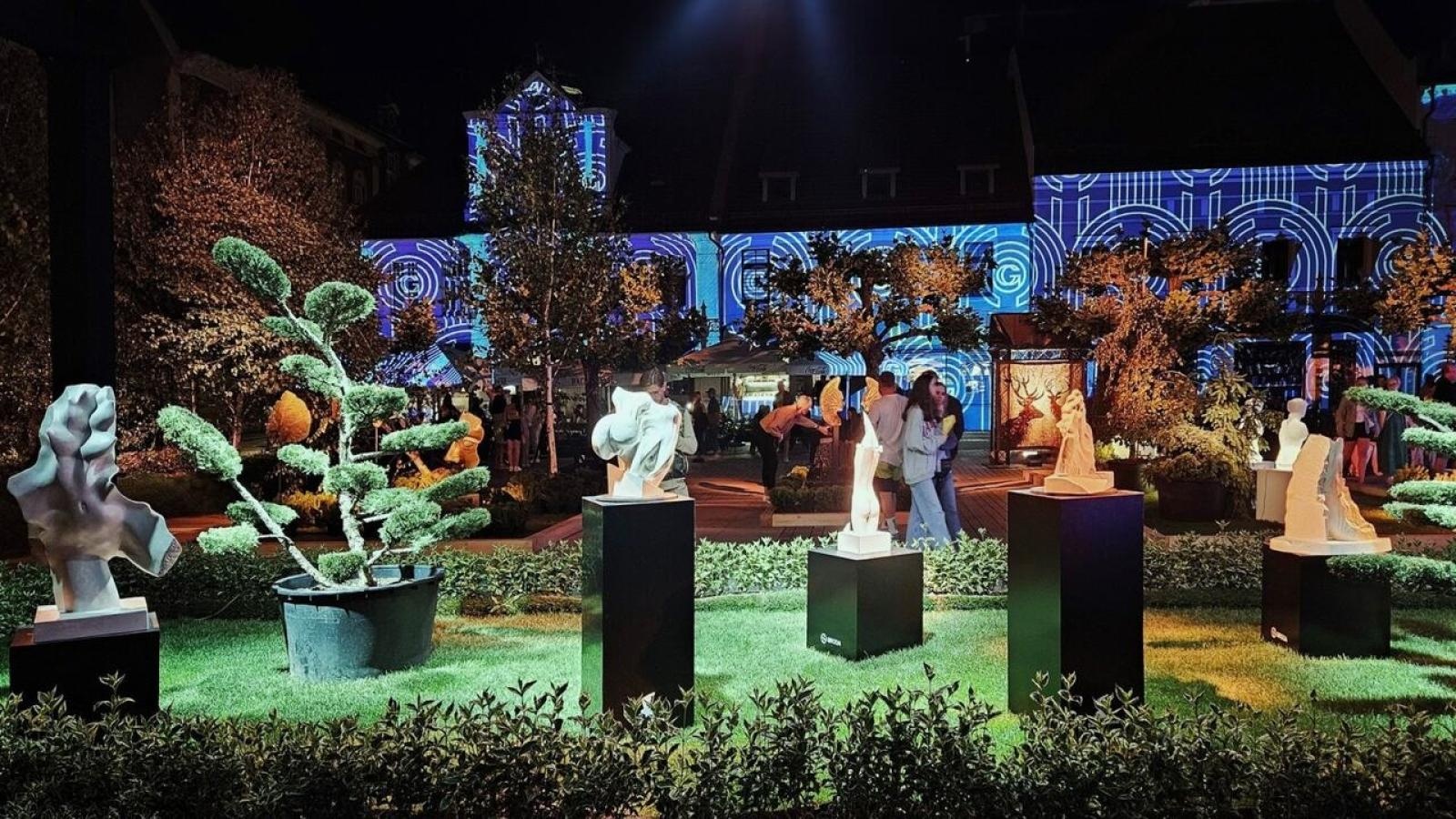 Zdjęcie w galerii na portalu naszwodzislaw.com: Kwitnące ogrody, widowiskowe mappingi i ceramiczne arcydzieła - Pszczyna zaprasza na Daisy Days 2025 wiadomości z regionu