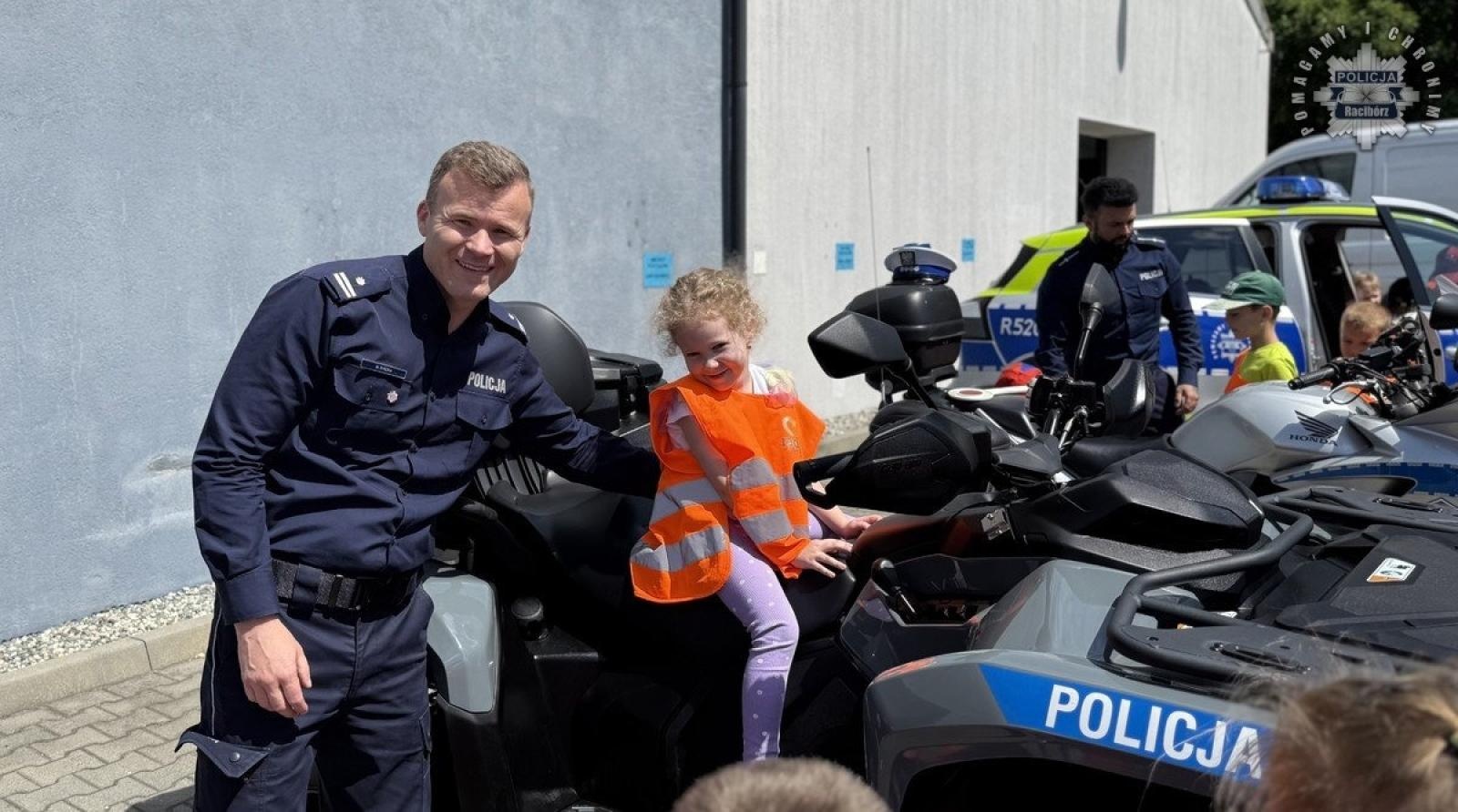 Zdjęcie w galerii na portalu naszwodzislaw.com: Przedszkolaki z Radlina z wizytą w Komendzie Policji w Raciborzu wiadomości z regionu