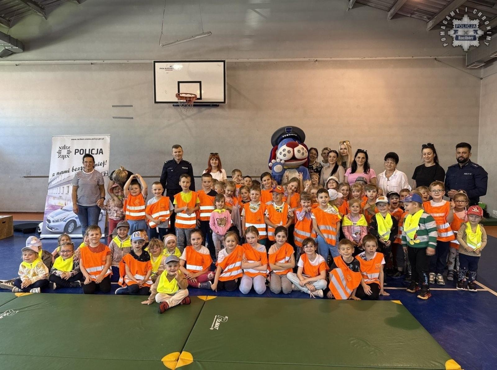 Zdjęcie w galerii na portalu naszwodzislaw.com: Przedszkolaki z Radlina z wizytą w Komendzie Policji w Raciborzu wiadomości z regionu