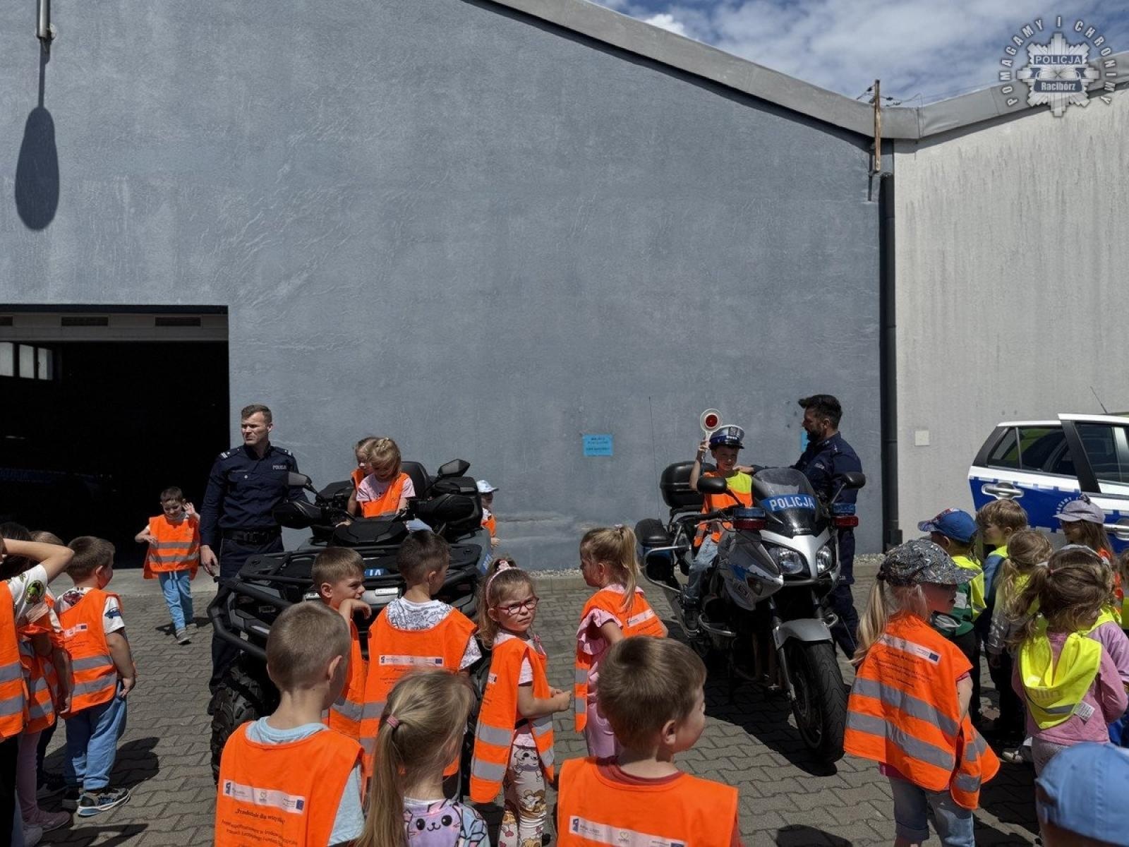 Zdjęcie w galerii na portalu naszwodzislaw.com: Przedszkolaki z Radlina z wizytą w Komendzie Policji w Raciborzu wiadomości z regionu