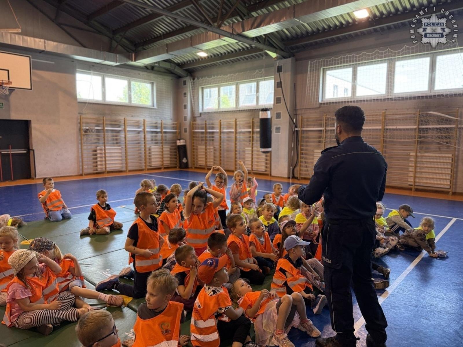 Zdjęcie w galerii na portalu naszwodzislaw.com: Przedszkolaki z Radlina z wizytą w Komendzie Policji w Raciborzu wiadomości z regionu